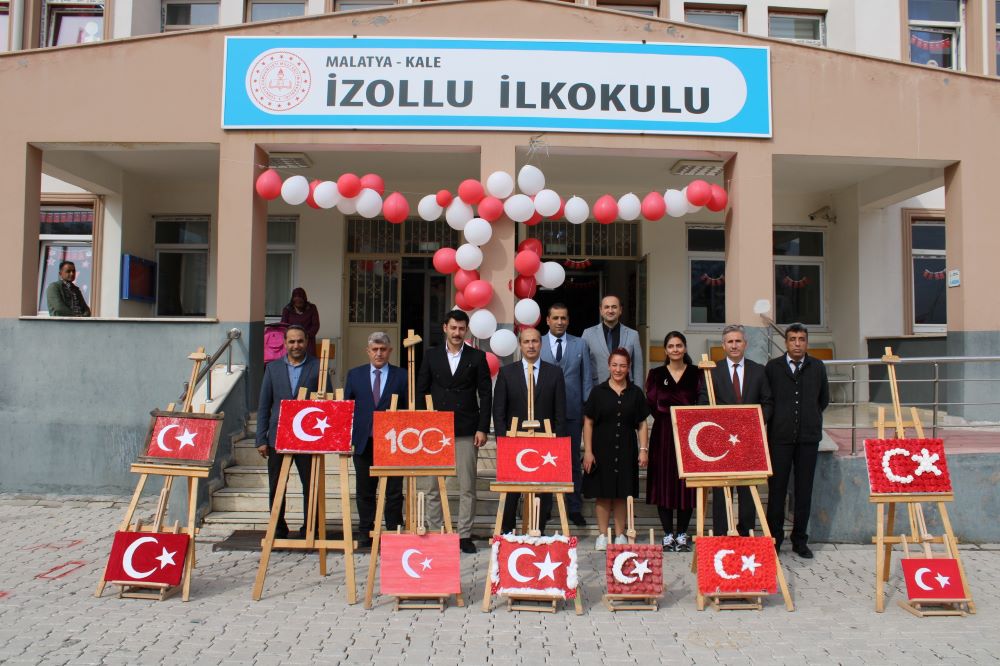 İlçemizde, Cumhuriyetimizin 100. Yılı Etkinliği Kapsamında "100. Yılda 100 Bayrak" Resim Sergisi Açıldı