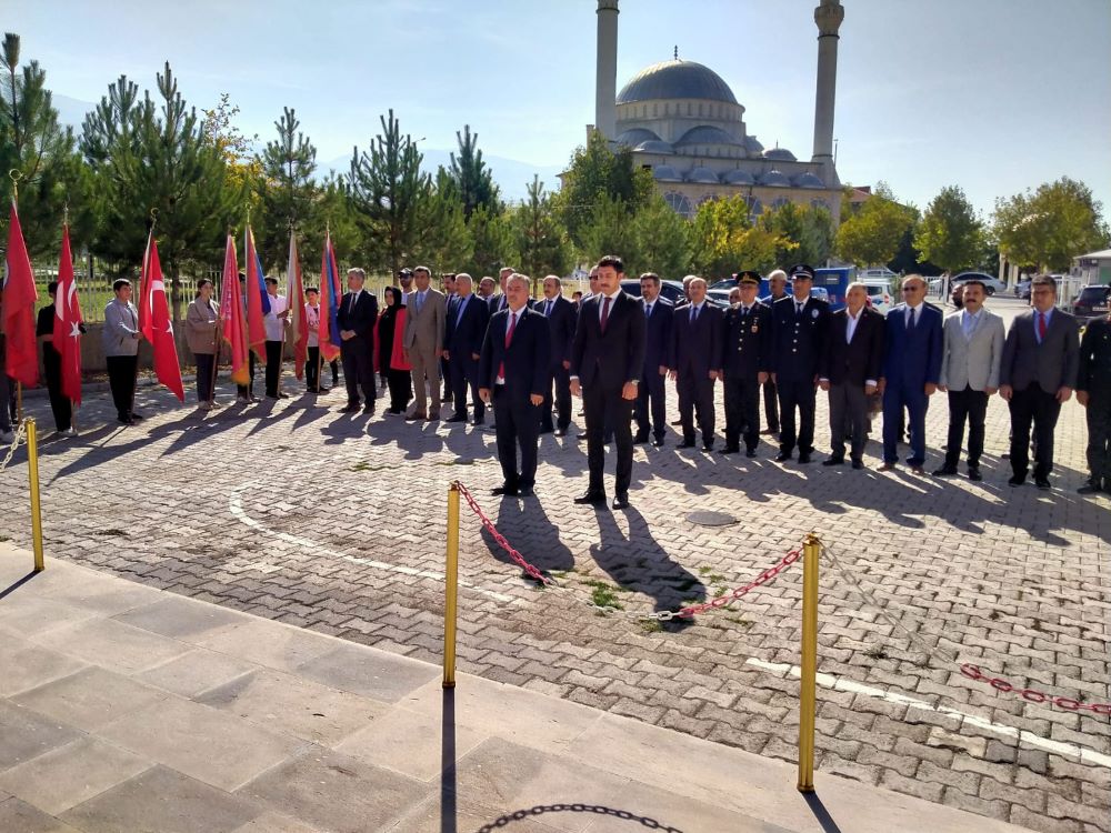 İlçemizde 29 Ekim Cumhuriyet Bayramı Kutlamaları Kapsamında Çelenk Sunma Töreni Gerçekleştirildi